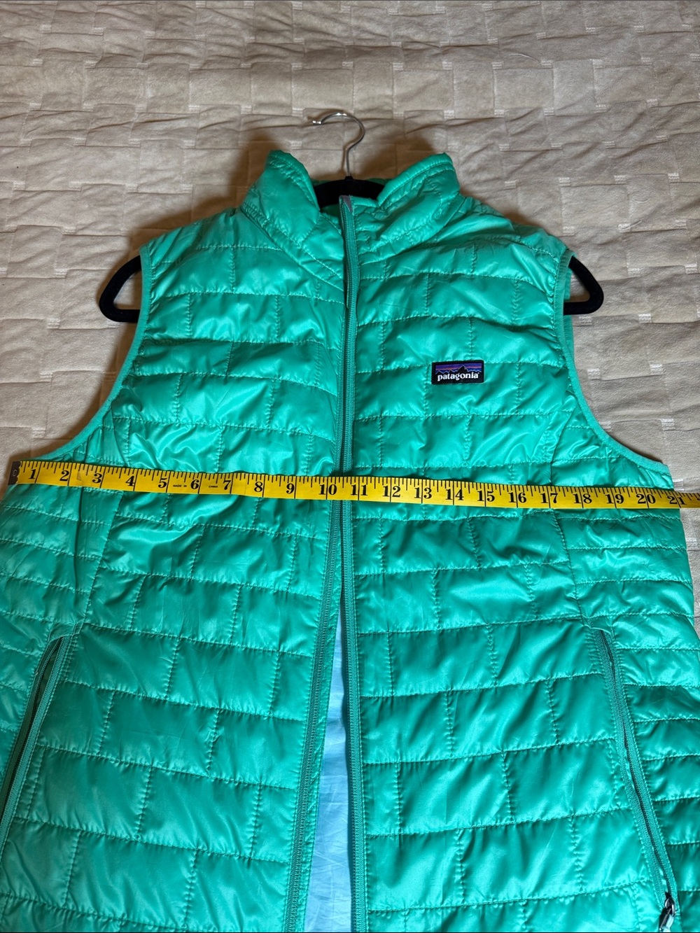 Patagonia Women's Bright Spring Green Quilted Vest; Baby Blue Lining - Picture 7 of 9